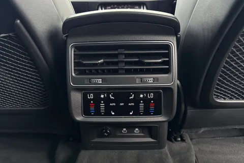 32 of 43 for Audi Q8 SUV S line 55 TFSI quattro 340 PS tiptronic