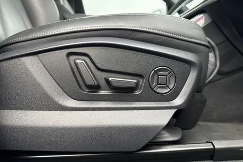 33 of 43 for Audi Q8 SUV S line 55 TFSI quattro 340 PS tiptronic