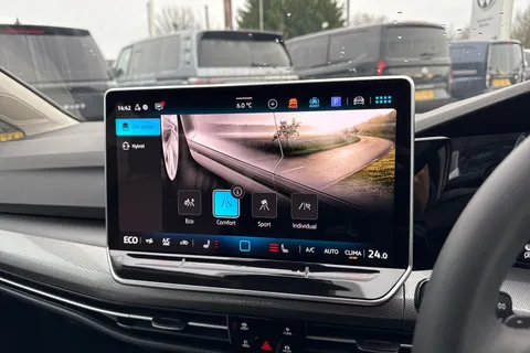 DK75YNN Volkswagen Golf 1.5 TSI 204 Style eHybrid 5dr DSG ⭐ 18' Catania alloy, Winter Pack, Area vi Thumbnail #47