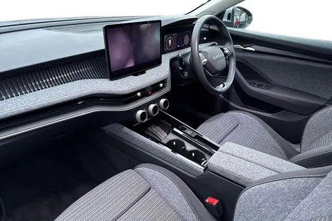 DF25BHE Škoda Superb 2.0 TDI SE Technology DSG Euro 6 (s/s) 5dr Thumbnail #9