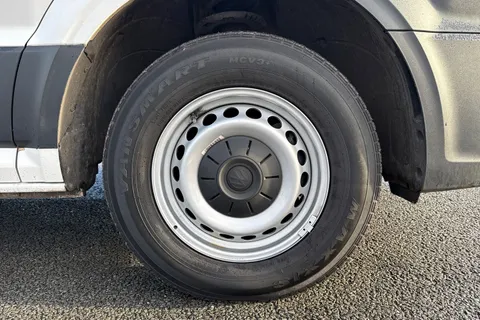 DG25EFV Volkswagen Crafter 2.0 TDI 140PS Commerce High Roof Van Thumbnail #9