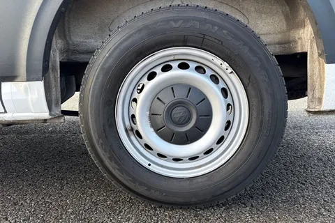 DG25EFV Volkswagen Crafter 2.0 TDI 140PS Commerce High Roof Van Thumbnail #11