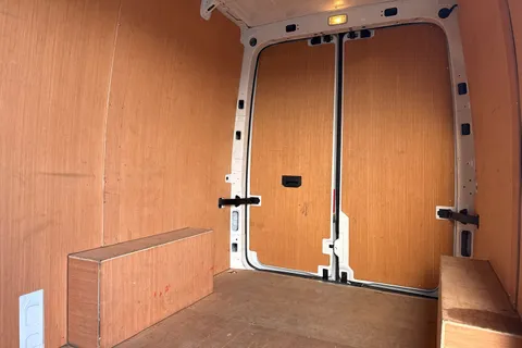 DG25EFV Volkswagen Crafter 2.0 TDI 140PS Commerce High Roof Van Thumbnail #18