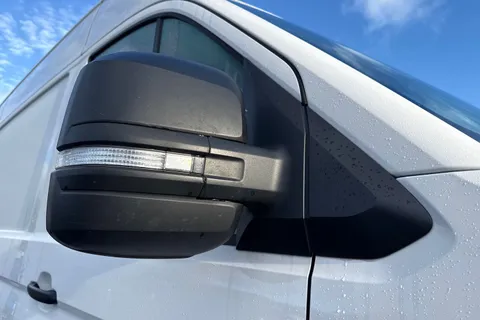 DG25EFV Volkswagen Crafter 2.0 TDI 140PS Commerce High Roof Van Thumbnail #25