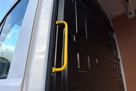 DG25EFV Volkswagen Crafter 2.0 TDI 140PS Commerce High Roof Van Thumbnail #31