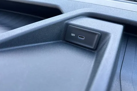 DG25EFV Volkswagen Crafter 2.0 TDI 140PS Commerce High Roof Van Thumbnail #39