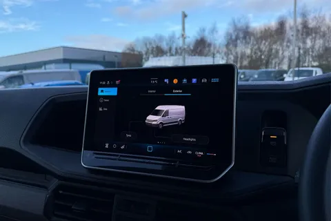 DG25EFV Volkswagen Crafter 2.0 TDI 140PS Commerce High Roof Van Thumbnail #54