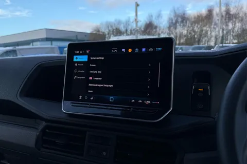 DG25EFV Volkswagen Crafter 2.0 TDI 140PS Commerce High Roof Van Thumbnail #56