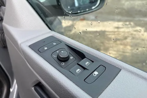 PJ74NXP Volkswagen Transporter 2.0 TDI 110 Highline Van Thumbnail #17