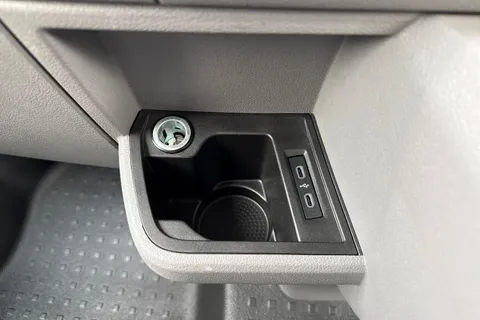 PJ74NXP Volkswagen Transporter 2.0 TDI 110 Highline Van Thumbnail #28