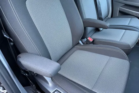 PF75AUV Volkswagen Transporter 2.0 TDI 170 Commerce Pro Van Auto Thumbnail #35