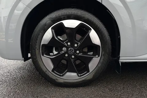 BT75EVH Volkswagen Transporter 2.0 TDI 150 Commerce Pro Van Thumbnail #21