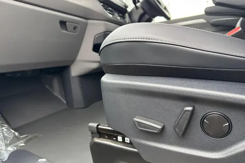 BT75EVH Volkswagen Transporter 2.0 TDI 150 Commerce Pro Van Thumbnail #41