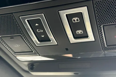  Land Rover Defender 3.0 D250 X-Dynamic HSE 110 5dr Auto Thumbnail #20