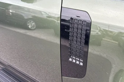  Land Rover Defender 3.0 D250 X-Dynamic HSE 110 5dr Auto Thumbnail #24