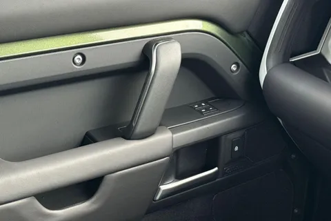  Land Rover Defender 3.0 D250 X-Dynamic HSE 110 5dr Auto Thumbnail #26