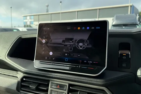 DG25EFO Volkswagen Crafter 2.0 TDI 140PS Commerce High Roof Van Thumbnail #21