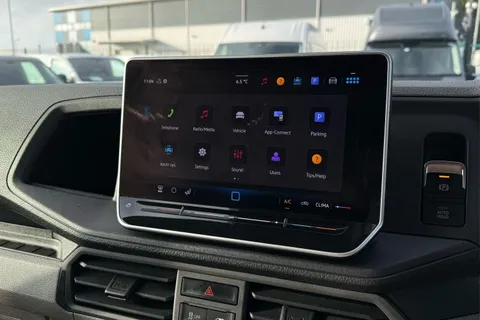 DG25EFO Volkswagen Crafter 2.0 TDI 140PS Commerce High Roof Van Thumbnail #46