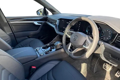 14 of 50 for Volkswagen Touareg 3.0 V6 TDI 4Motion 286 black Edition 5dr Tip Auto | Tow Bar | Heated Seats