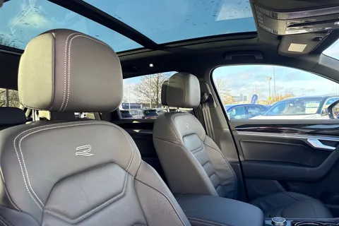 24 of 50 for Volkswagen Touareg 3.0 V6 TDI 4Motion 286 black Edition 5dr Tip Auto | Tow Bar | Heated Seats