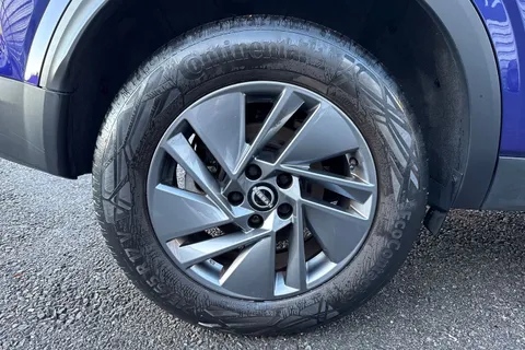 YH72WZK Nissan Qashqai 1.3 DIG-T MHEV Acenta Premium XTRON Euro 6 (s/s) 5dr Thumbnail #10