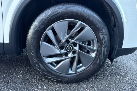 DV22NXX Nissan Qashqai 1.3 DIG-T MHEV Acenta Premium XTRON Euro 6 (s/s) 5dr Thumbnail #7