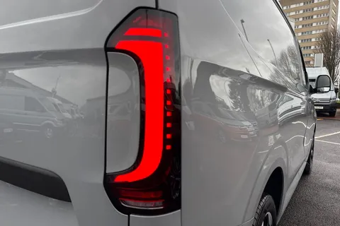 BT75EVH Volkswagen Transporter 2.0 TDI 150 Commerce Pro Van Auto Thumbnail #25