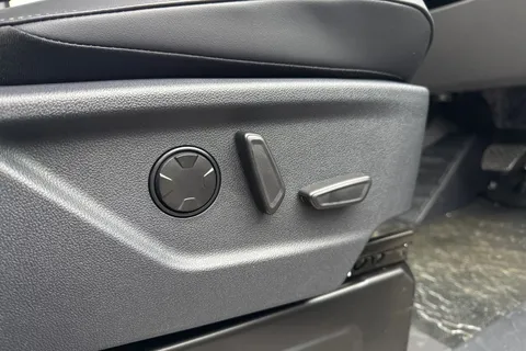 BT75EOV Volkswagen Transporter 2.0 TDI 150 Commerce Pro Van Auto Thumbnail #40