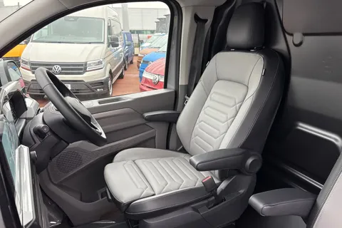 BT75EVK Volkswagen Transporter 2.0 TDI 150 Commerce Pro Van Auto Thumbnail #42
