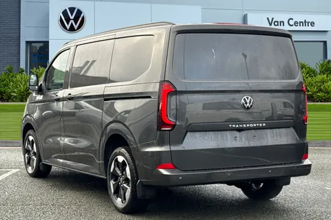 CX75VTD Volkswagen Transporter 2.0 TDI T28 Commerce Pro Auto FWD SWB Euro 6 (s/s) 5dr Thumbnail #3