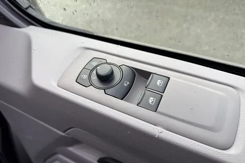 CX75VTD Volkswagen Transporter 2.0 TDI T28 Commerce Pro Auto FWD SWB Euro 6 (s/s) 5dr Thumbnail #21