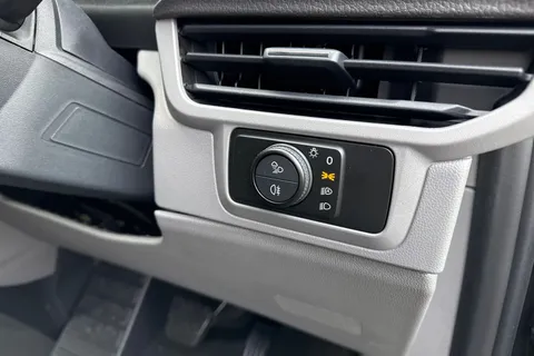 CX75VTD Volkswagen Transporter 2.0 TDI T28 Commerce Pro Auto FWD SWB Euro 6 (s/s) 5dr Thumbnail #28
