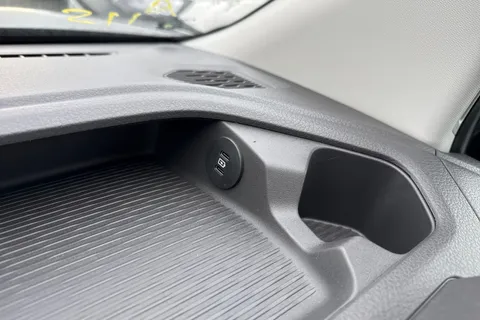 CX75VTD Volkswagen Transporter 2.0 TDI T28 Commerce Pro Auto FWD SWB Euro 6 (s/s) 5dr Thumbnail #31