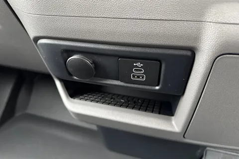 CX75VTD Volkswagen Transporter 2.0 TDI T28 Commerce Pro Auto FWD SWB Euro 6 (s/s) 5dr Thumbnail #39