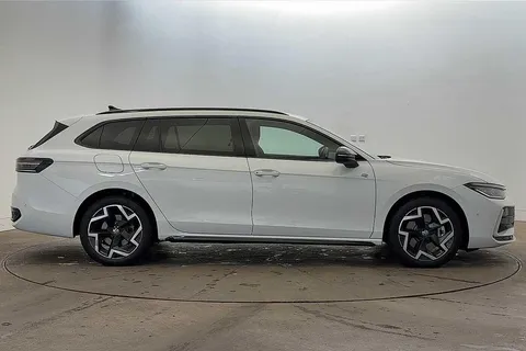 KP25UMH Volkswagen Passat 1.5 TSI eHybrid R-Line 5dr DSG ⭐Folding tow bar ⭐ Thumbnail #4