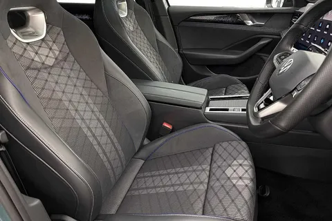 DF25YLL Volkswagen Passat 1.5 TSI eHybrid 272 R-Line 5dr DSG Thumbnail #10