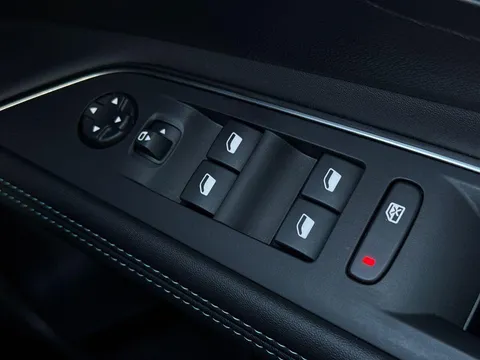 MW22HXO PEUGEOT 3008 1.2 PureTech Allure Premium 5dr Thumbnail #17