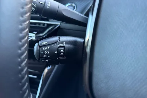 DE25UVK PEUGEOT 208 1.2 PureTech 100 Allure 5dr Thumbnail #41