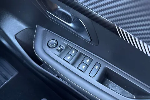 DE25UVK PEUGEOT 208 1.2 PureTech Allure Euro 6 (s/s) 5dr Thumbnail #43