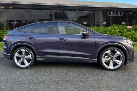 KR25UZY Audi Q4 e-tron Q4 Sportback Black Edition 45 e-tron  210,00 kW Thumbnail #4