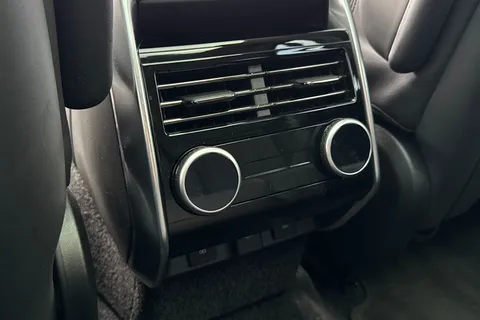 BA73YRT Land Rover Range Rover 3.0 D300 SE 4dr Auto Thumbnail #18