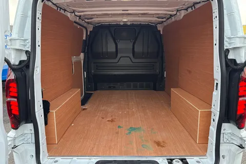 CX25LYZ Volkswagen Transporter 2.0 TDI T28 Commerce Plus FWD SWB Euro 6 (s/s) 5dr Thumbnail #6