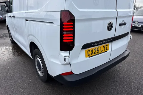 CX25LYZ Volkswagen Transporter 2.0 TDI T28 Commerce Plus FWD SWB Euro 6 (s/s) 5dr Thumbnail #7