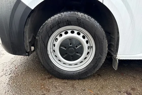 CX25LYZ Volkswagen Transporter 2.0 TDI T28 Commerce Plus FWD SWB Euro 6 (s/s) 5dr Thumbnail #9