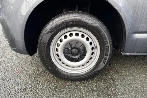 CX74LWK Volkswagen Transporter 2.0 TDI T32 Startline Kombi DSG FWD SWB Euro 6 (s/s) 5dr Thumbnail #9