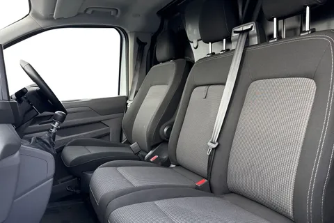 CX25LYZ Volkswagen Transporter 2.0 TDI T28 Commerce Plus FWD SWB Euro 6 (s/s) 5dr Thumbnail #15