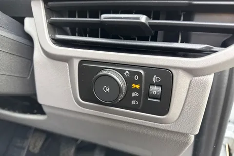 CX25LYZ Volkswagen Transporter 2.0 TDI T28 Commerce Plus FWD SWB Euro 6 (s/s) 5dr Thumbnail #27