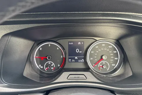 CX74LWK Volkswagen Transporter 2.0 TDI T32 Startline Kombi DSG FWD SWB Euro 6 (s/s) 5dr Thumbnail #29