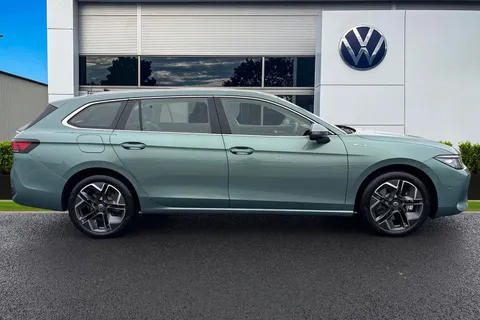 DF25YLK Volkswagen Passat 1.5 TSI eHybrid Life 5dr DSG, **TOW BAR, PAN ROOF, 18 INCH YORK ALLOYS** Thumbnail #4