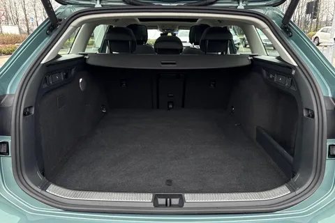 DF25YLK Volkswagen Passat 1.5 TSI eHybrid Life 5dr DSG, **TOW BAR, PAN ROOF, 18 INCH YORK ALLOYS** Thumbnail #7